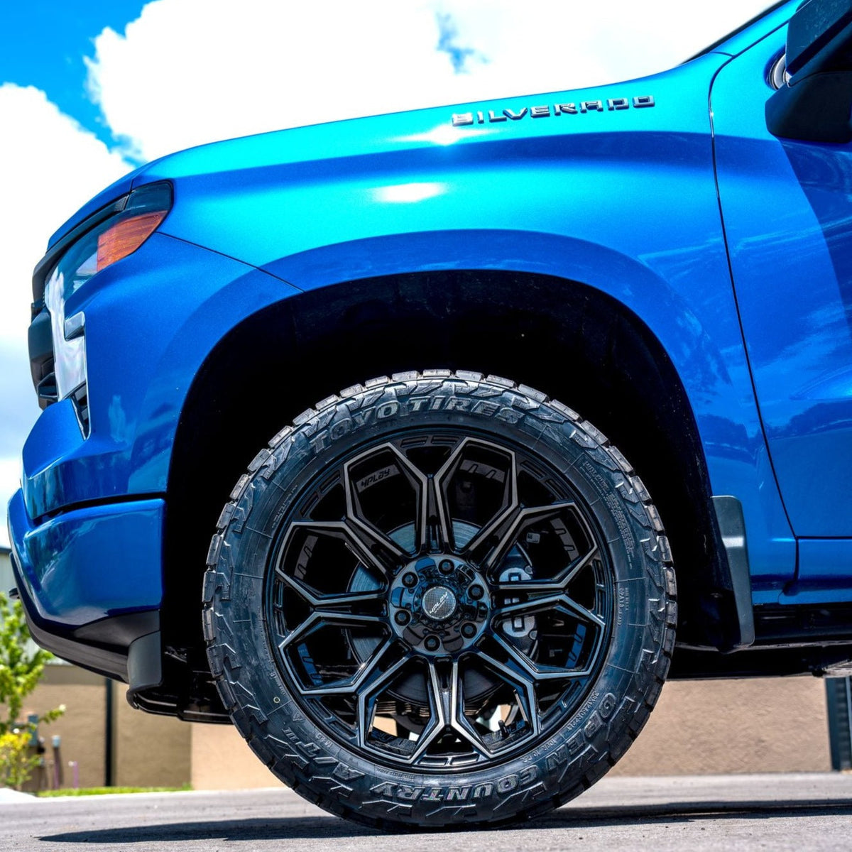 SET OF 4 WHEEL & TIRE PACKAGE | 4Play 4P83 22x12 -44 6x135/6x139.7 Gloss Black | 35x12.50R22LT SureTrac Wide Climber R/T I