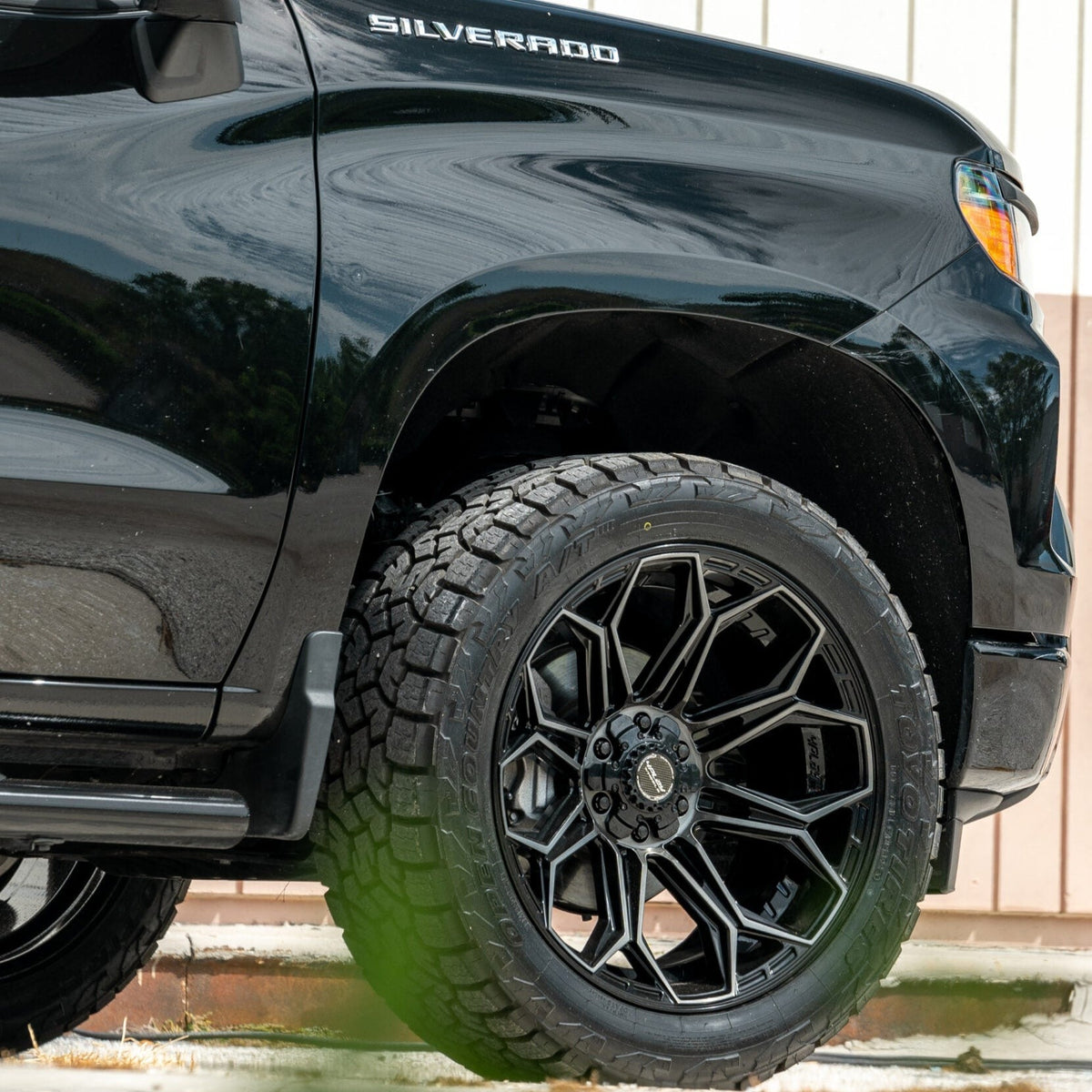 SET OF 4 WHEEL & TIRE PACKAGE | 4Play 4P83 22x12 -44 6x135/6x139.7 Gloss Black | 35x12.50R22LT SureTrac Wide Climber R/T I