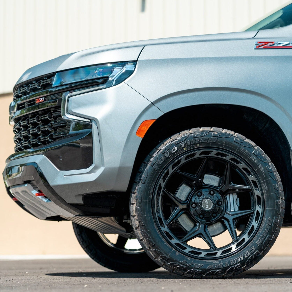 SET OF 4 WHEEL & TIRE PACKAGE | 4Play 4P55 22x12 -44 6x135/6x139.7 Gloss Black Brushed | 35x12.50R22 SureTrac Wide Climber R/T I