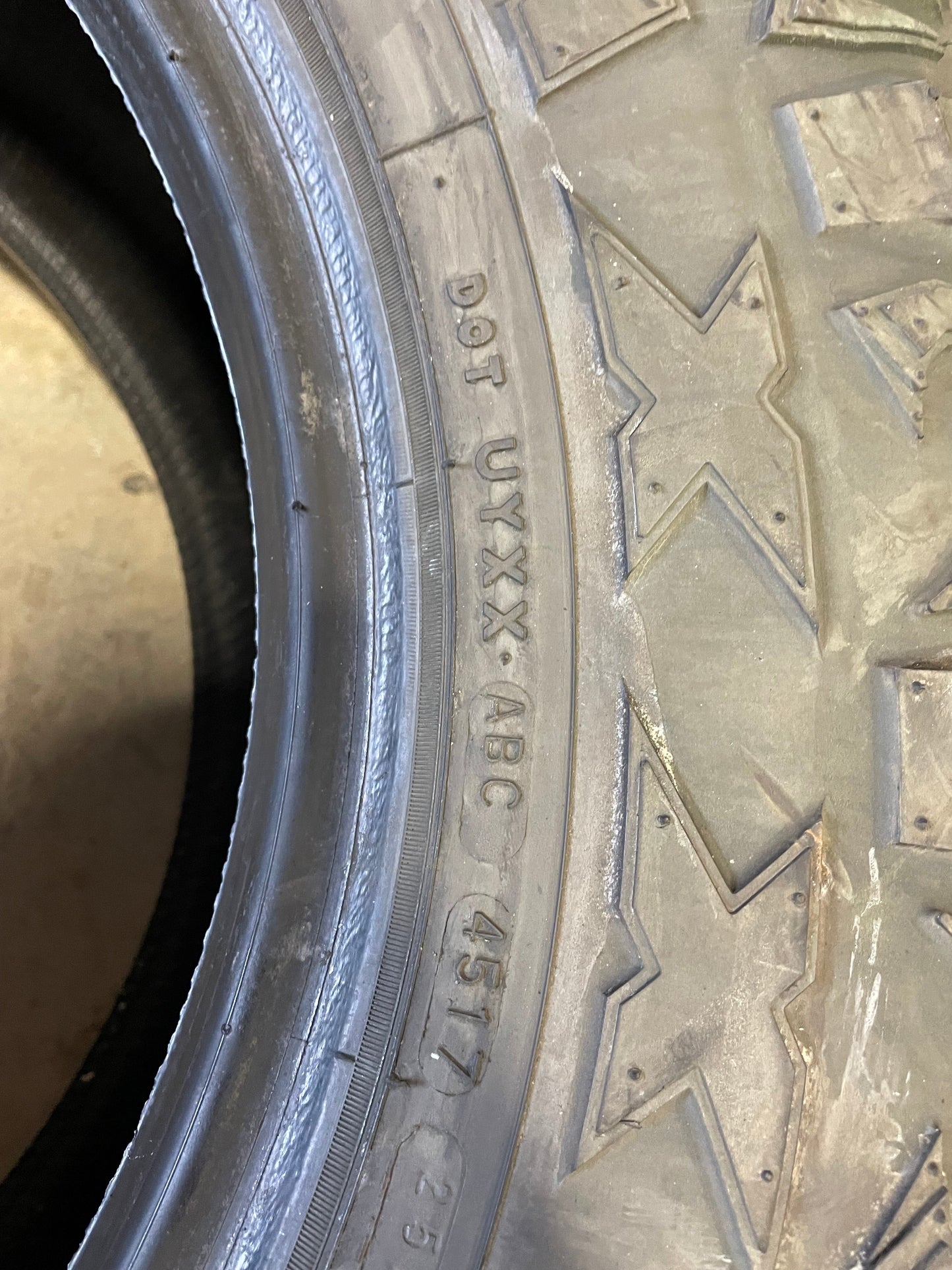 SINGLE 295/70R18 Maxxis Razr MT 129/126 Q E - Used Tires