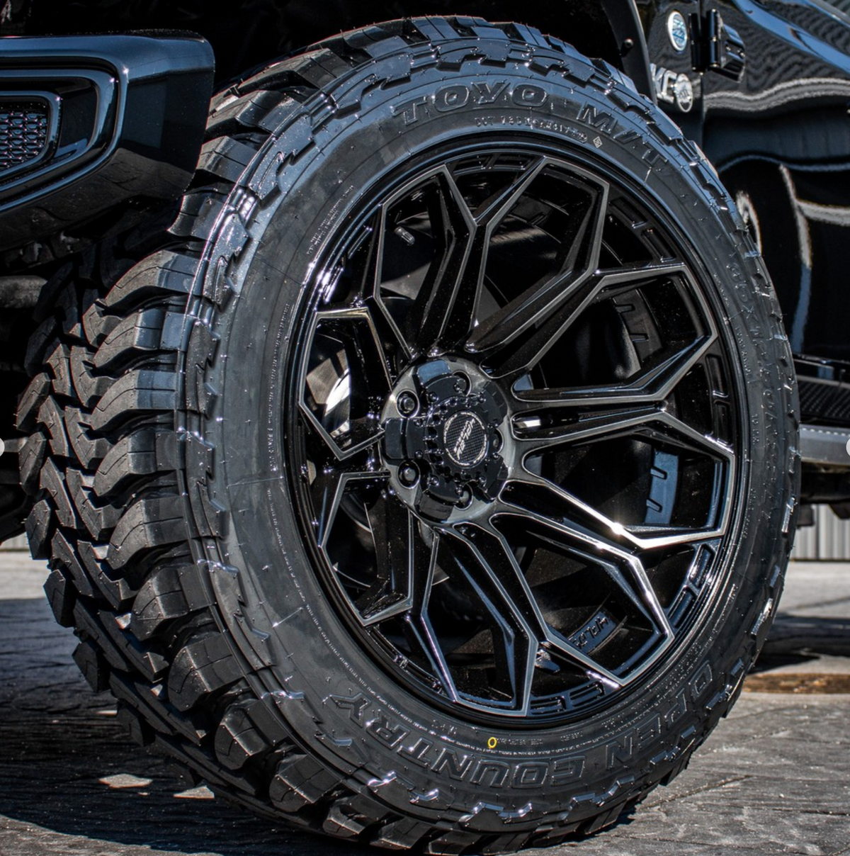 SET OF 4 WHEEL & TIRE PACKAGE | 4Play 4P83 20x10 -18 5x127/5x139.7 Gloss Black | 33x12.50R20 SureTrac Wide Climber R/T I