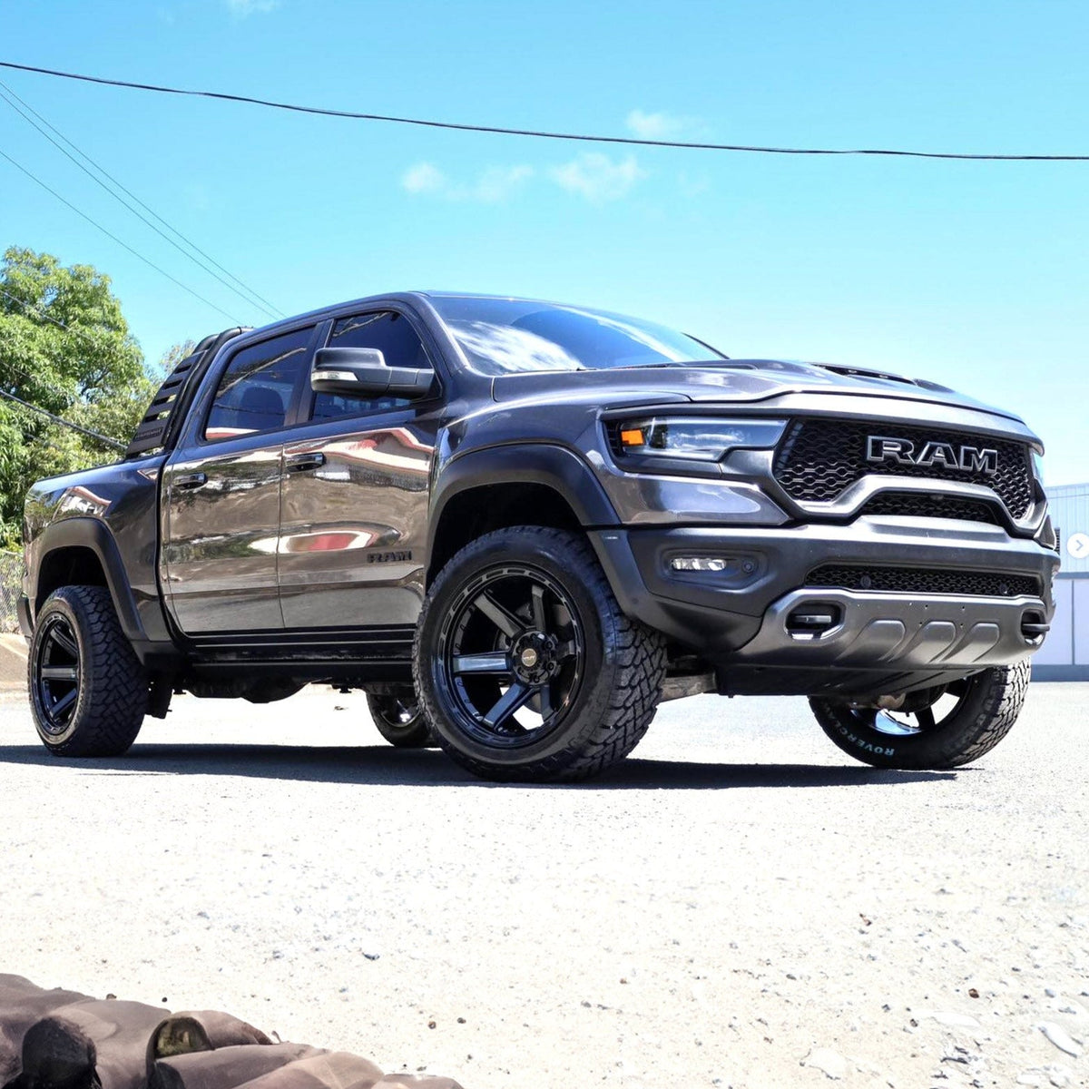 SET OF 4 WHEEL & TIRE PACKAGE | 4Play 4P63 22x10 -18 6x135/6x139.7 Gloss Black | 33x12.50R22 SureTrac Wide Climber R/T I