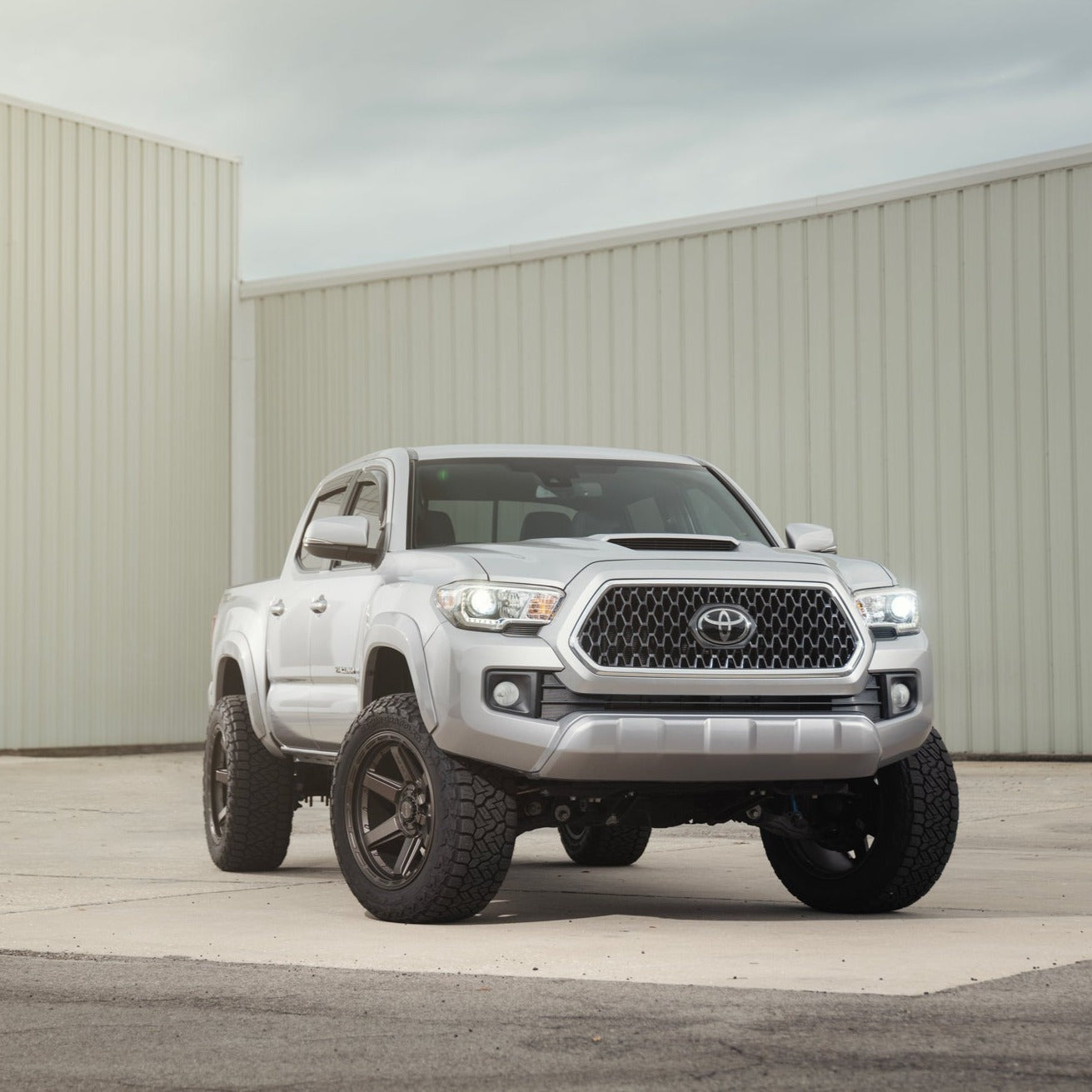 SET OF 4 WHEEL & TIRE PACKAGE | 4Play 4P63 20x10 -18 6x135/6x139.7 Gloss Black | 33x12.50R20 SureTrac Wide Climber R/T I