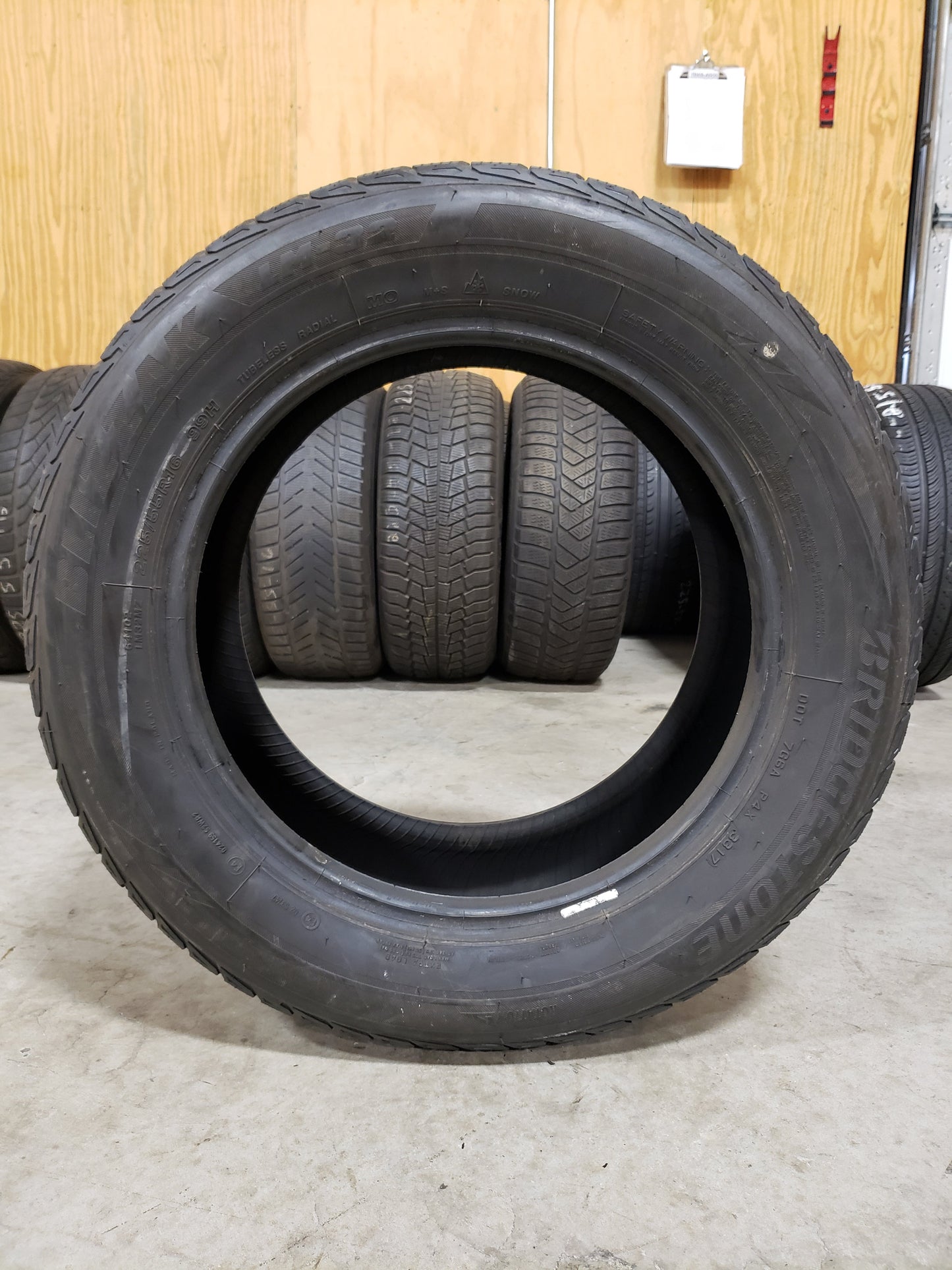 SINGLE 225/55R16 Bridgestone Blizzak LM-32 99H XL Extra Load - Used Tires