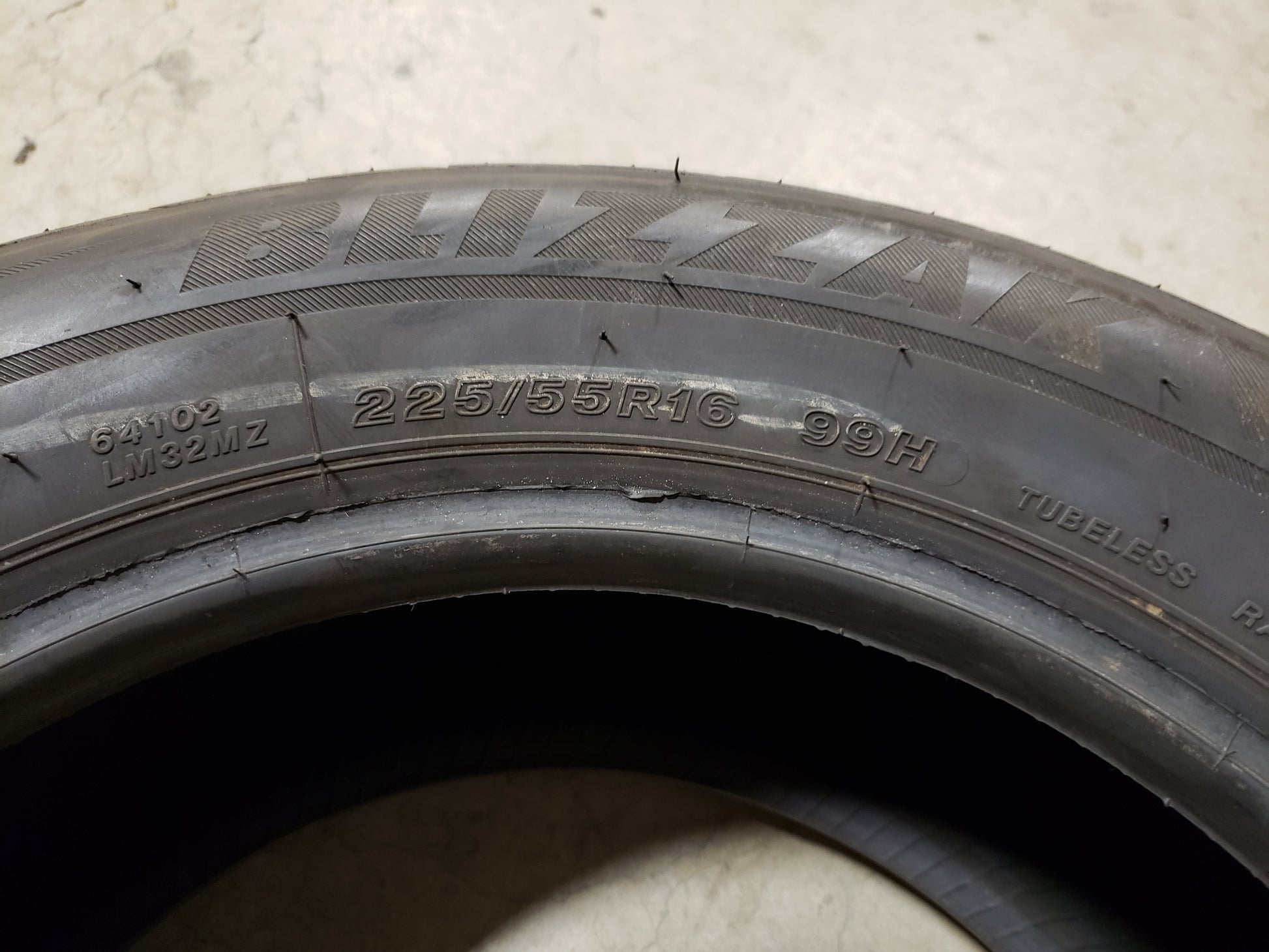 SINGLE 225/55R16 Bridgestone Blizzak LM-32 99H XL Extra Load - Used Tires