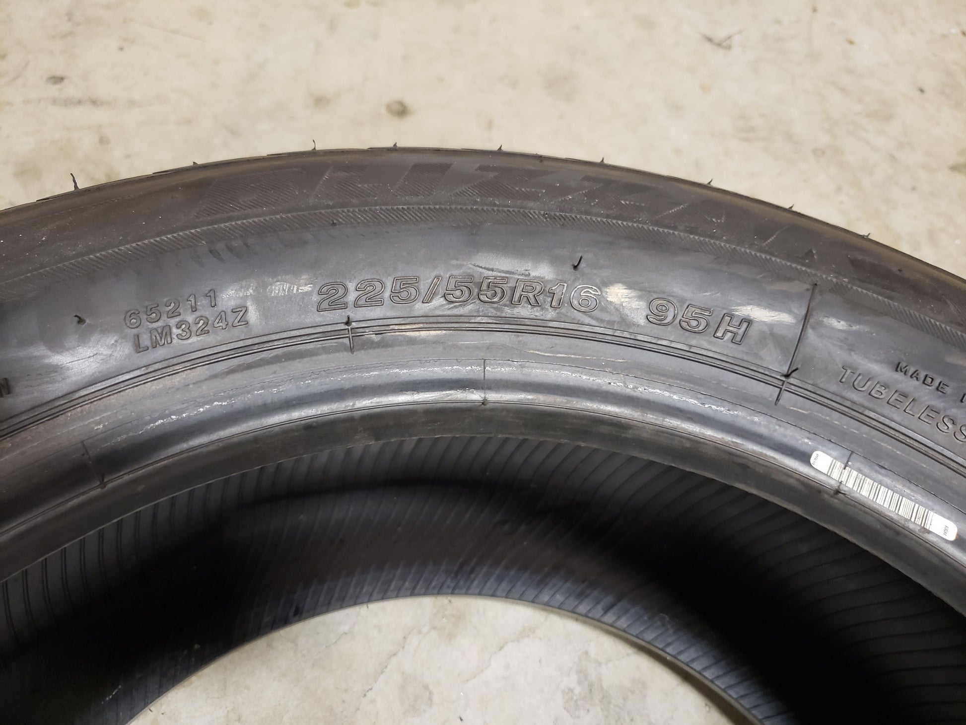 SINGLE 225/55R16 Bridgestone Blizzak LM-32 RFT 95H XL Extra Load - Used Tires