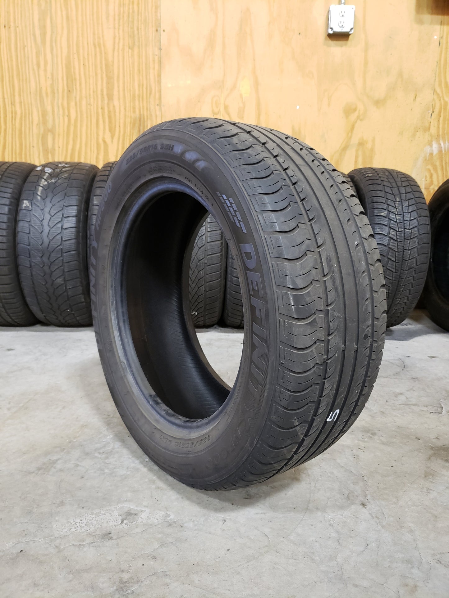 SINGLE 225/55R16 Definity HP800 95H XL - Used Tires