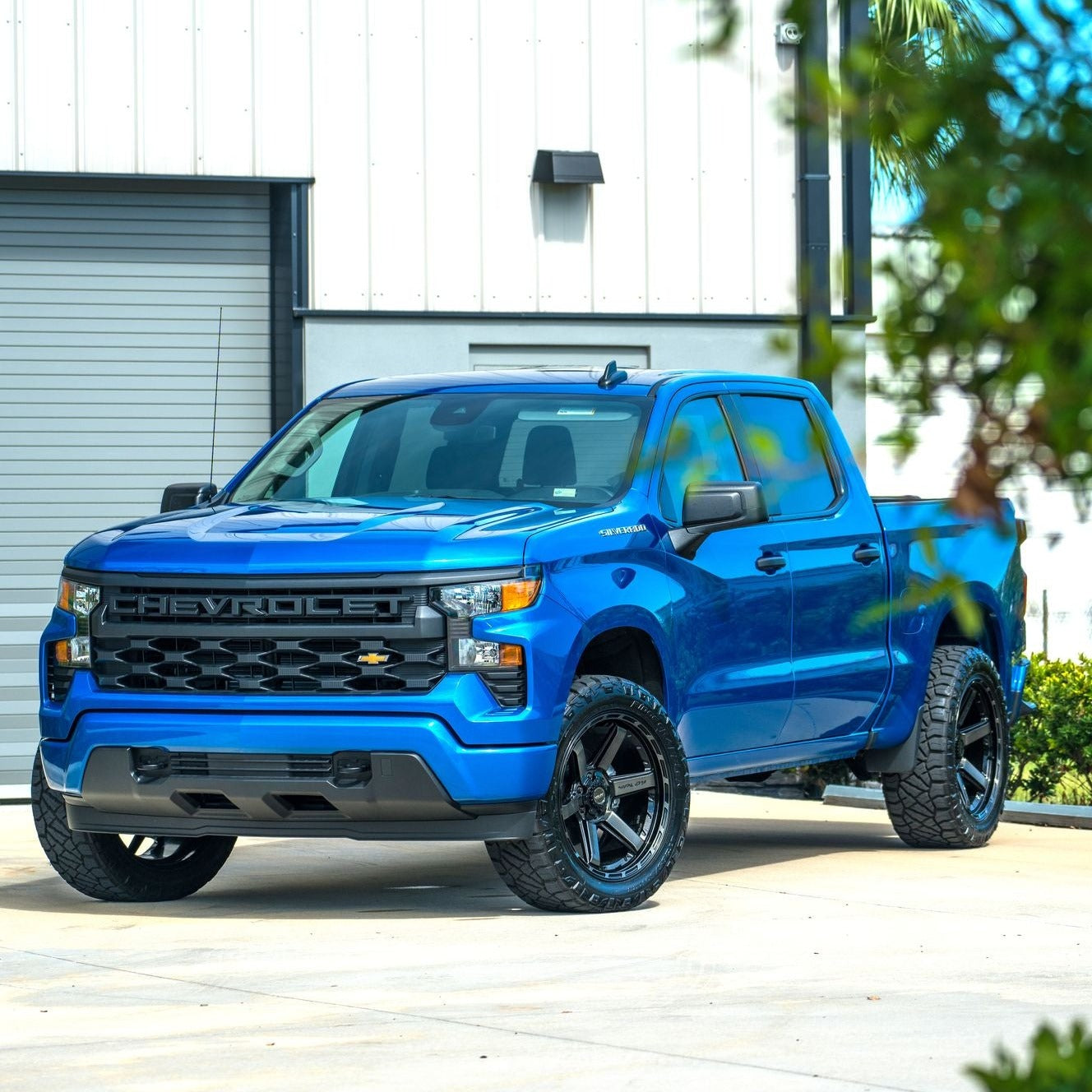 SET OF 4 WHEEL & TIRE PACKAGE | 4Play 4P63 20x10 -18 6x135/6x139.7 Gloss Black | 35x12.50R20 SureTrac Wide Climber R/T I