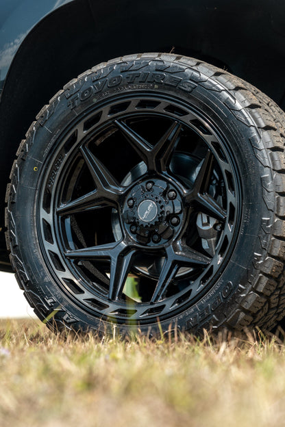 SET OF 4 WHEEL & TIRE PACKAGE | 4Play 4P55 22x10 -18 6x135/6x139.7 Gloss Black Brushed | 33x12.50R22 SureTrac Wide Climber R/T I