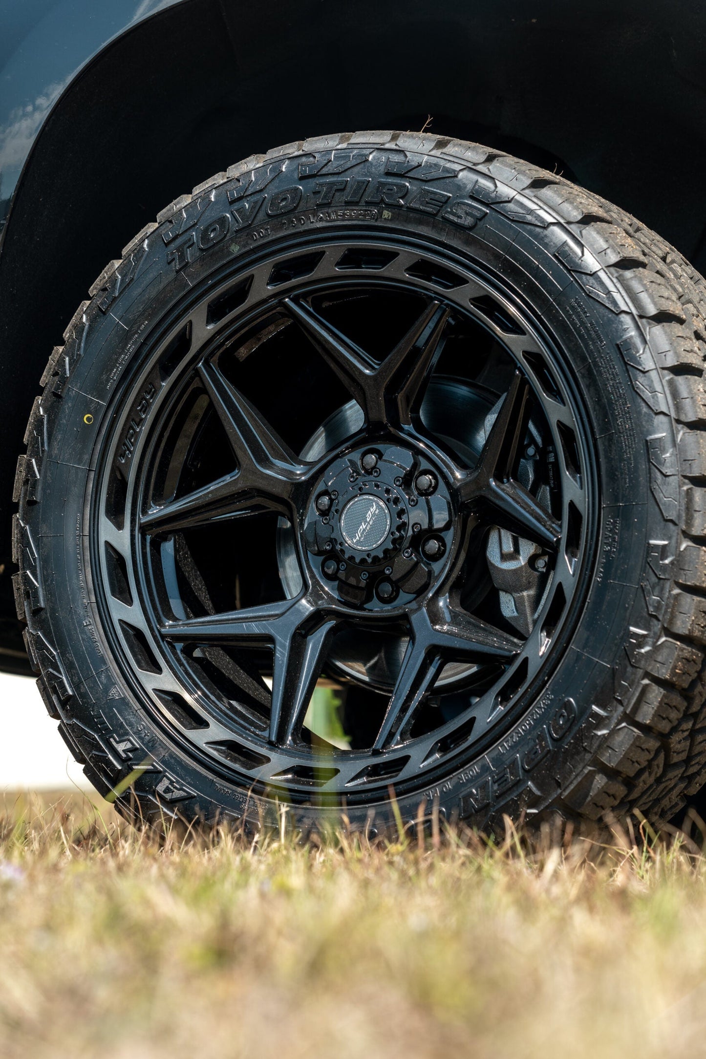 SET OF 4 WHEEL & TIRE PACKAGE | 4Play 4P55 22x12 -44 6x135/6x139.7 Gloss Black Brushed | 33x12.50R22 SureTrac Wide Climber R/T I