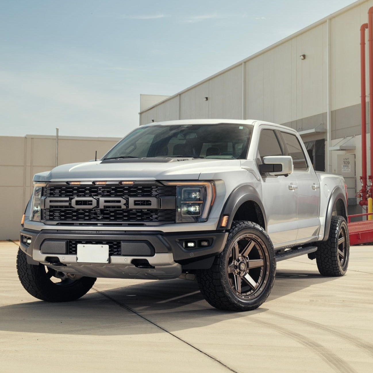 SET OF 4 WHEEL & TIRE PACKAGE | 4Play 4P63 22x12 -44 6x135/6x139.7 Gloss Black | 35x12.50R22 SureTrac Wide Climber R/T I