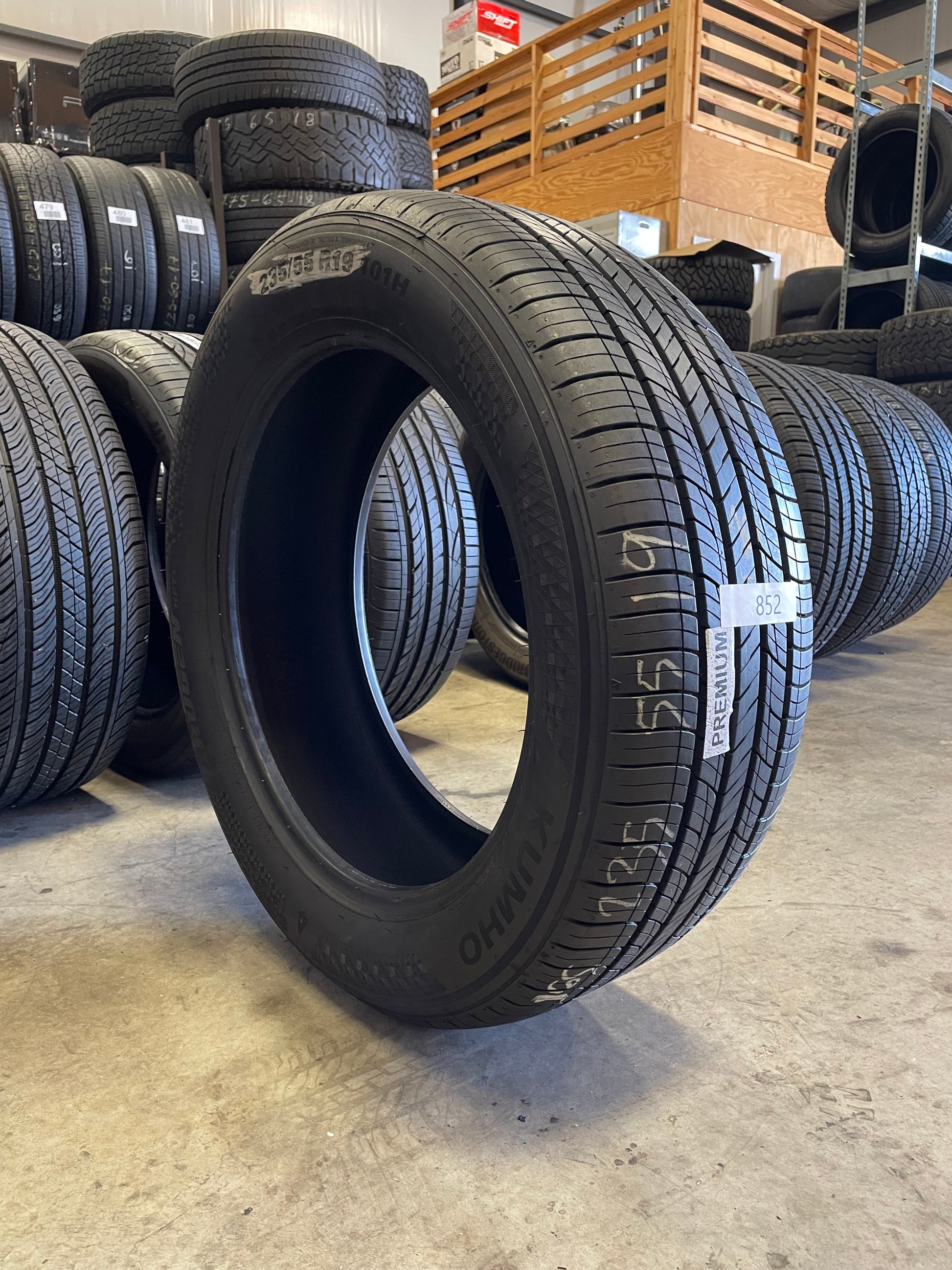 SINGLE 235/55R19 Kumho Crugen HP71 101 H SL - Premium Used Tires