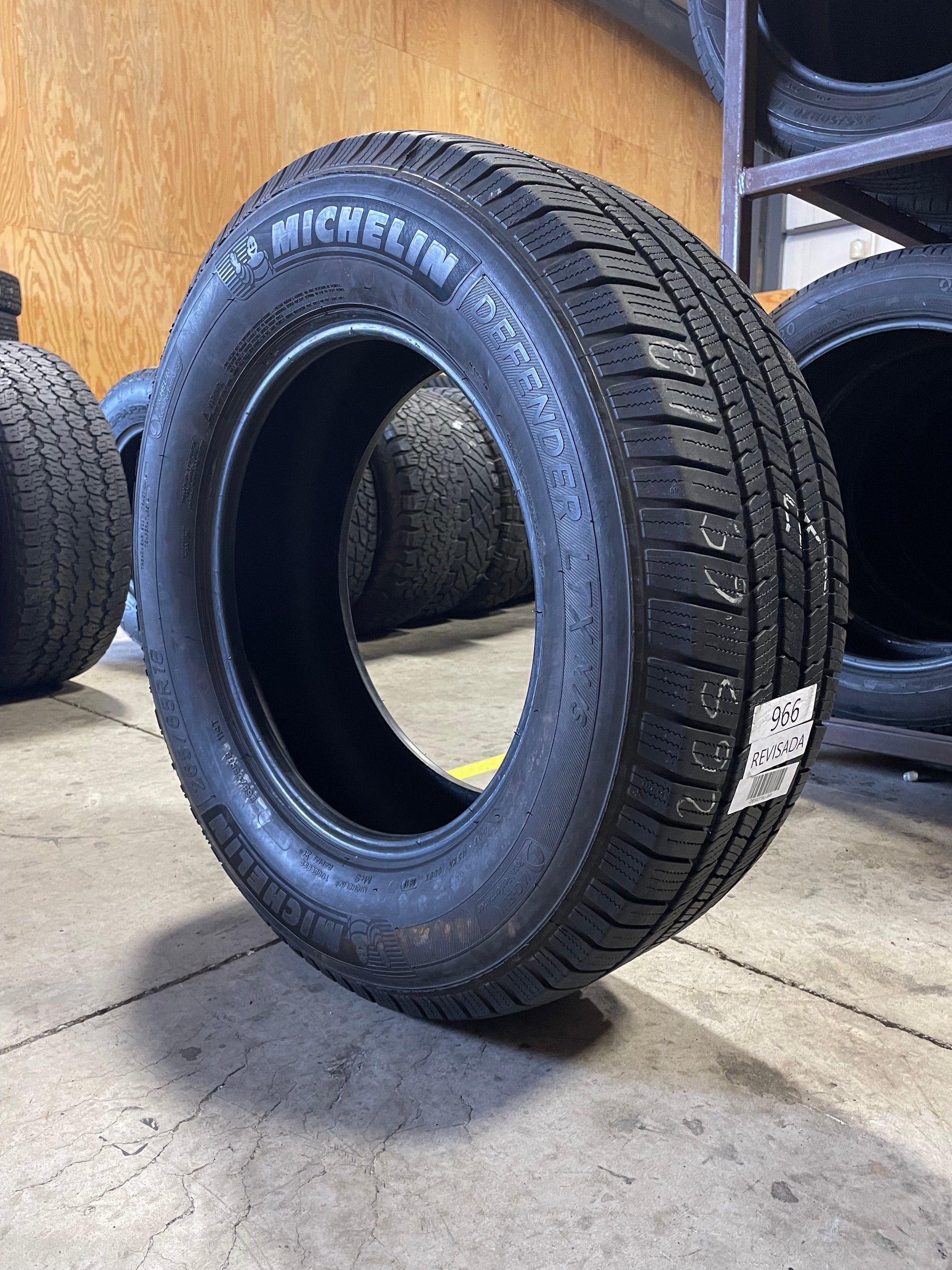 SINGLE 265/65R18 Michelin Defender LTX 114 T SL - Used Tires