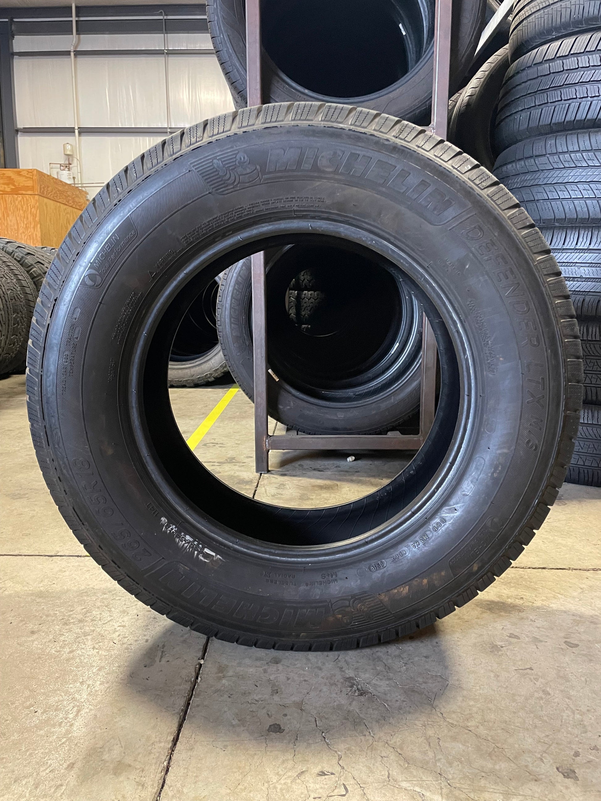 SINGLE 265/65R18 Michelin Defender LTX 114 T SL - Used Tires