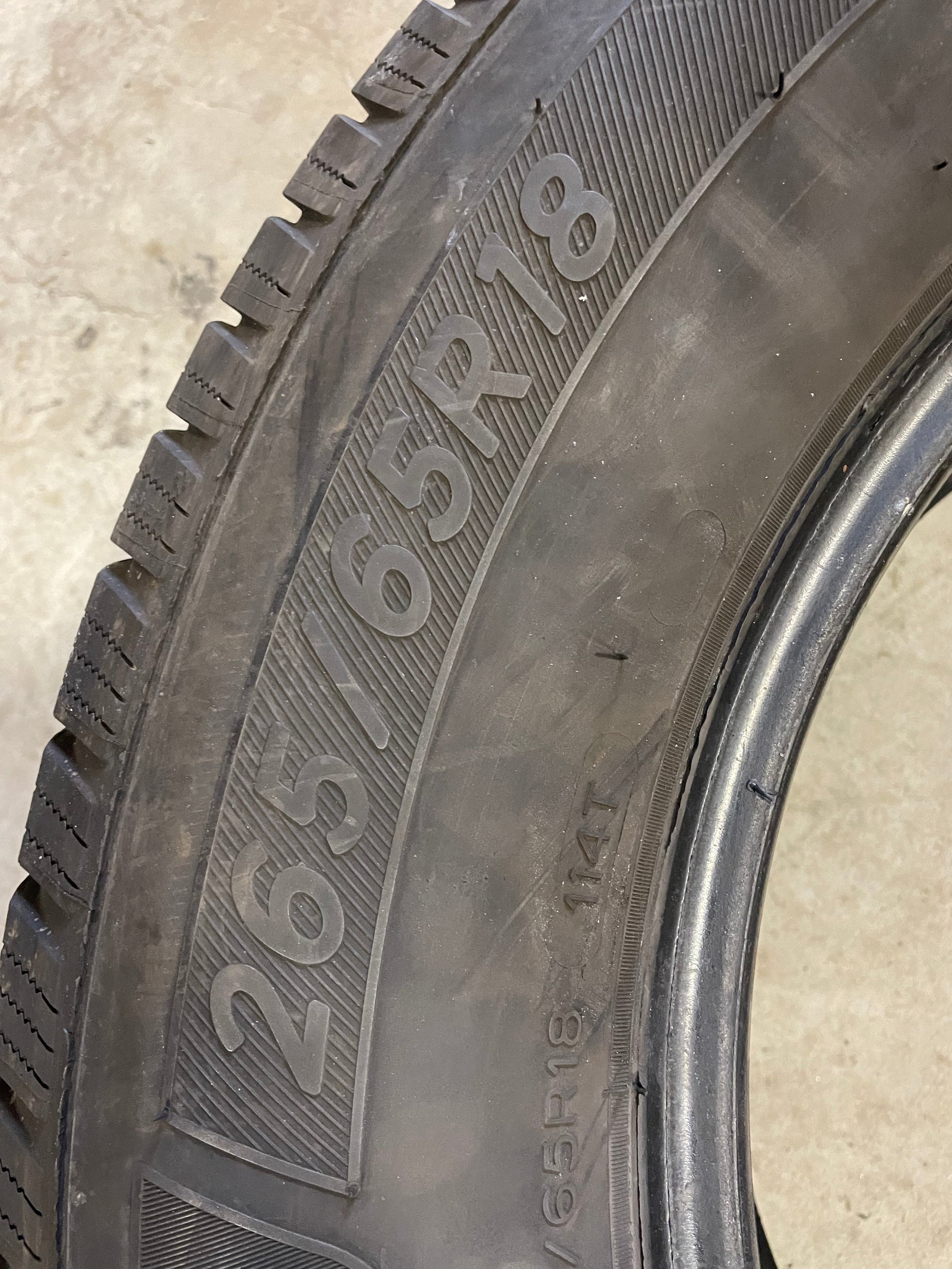 SINGLE 265/65R18 Michelin Defender LTX 114 T SL - Used Tires