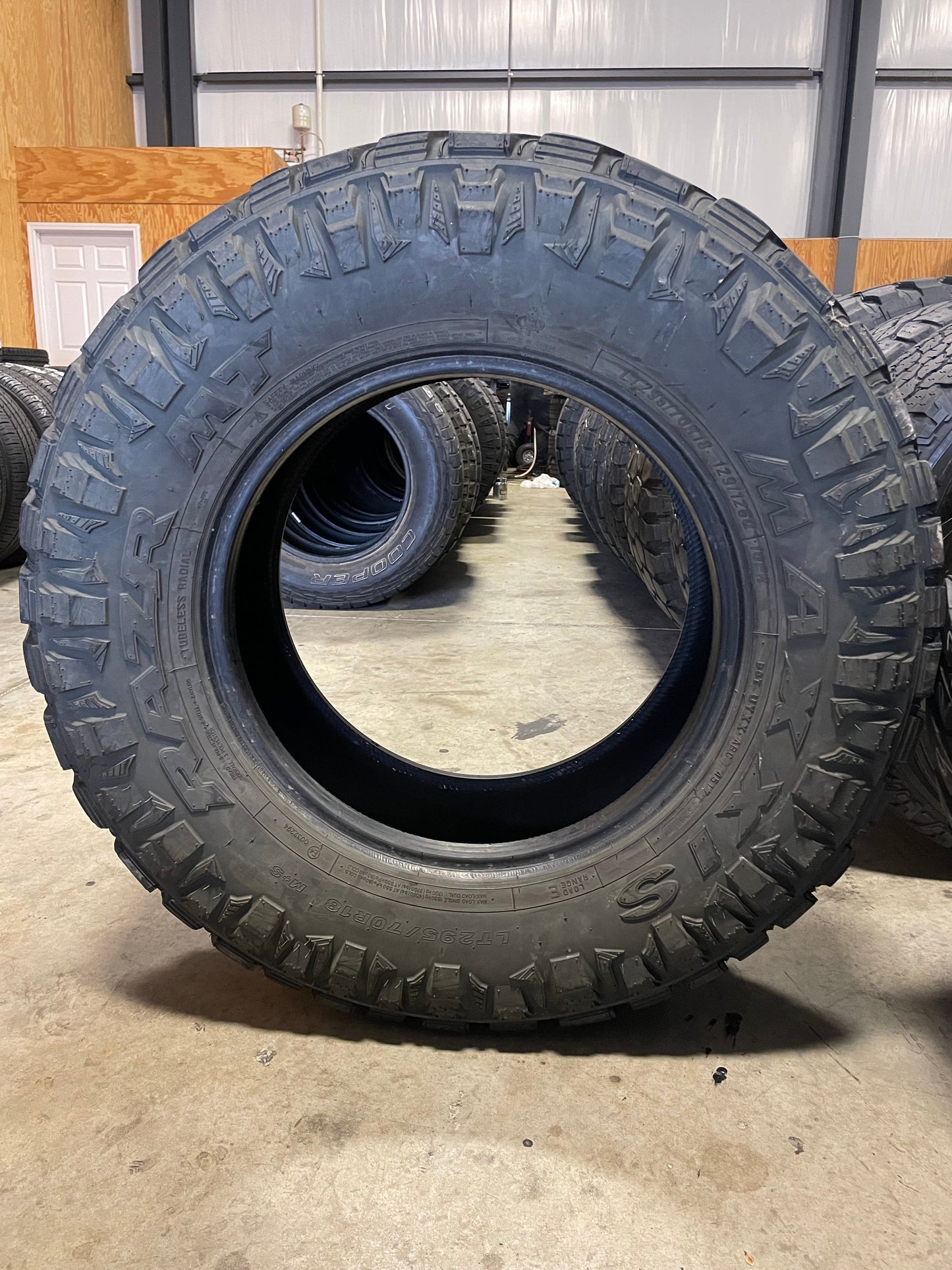 SINGLE 295/70R18 Maxxis Razr MT 129/126 Q E - Used Tires