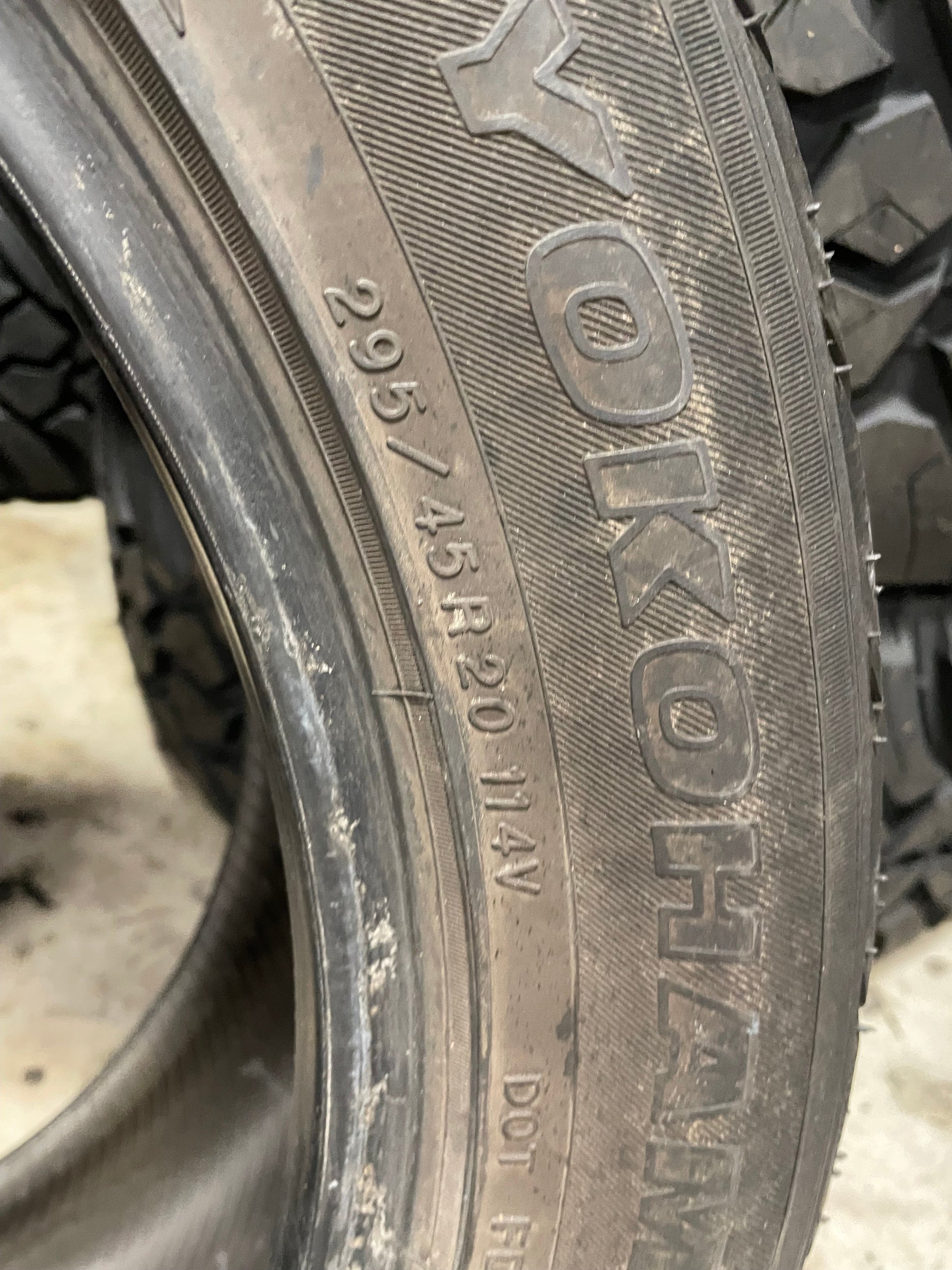 SINGLE 295/45R20 Yokohama Parada Spec-x 114 V XL - Used Tires