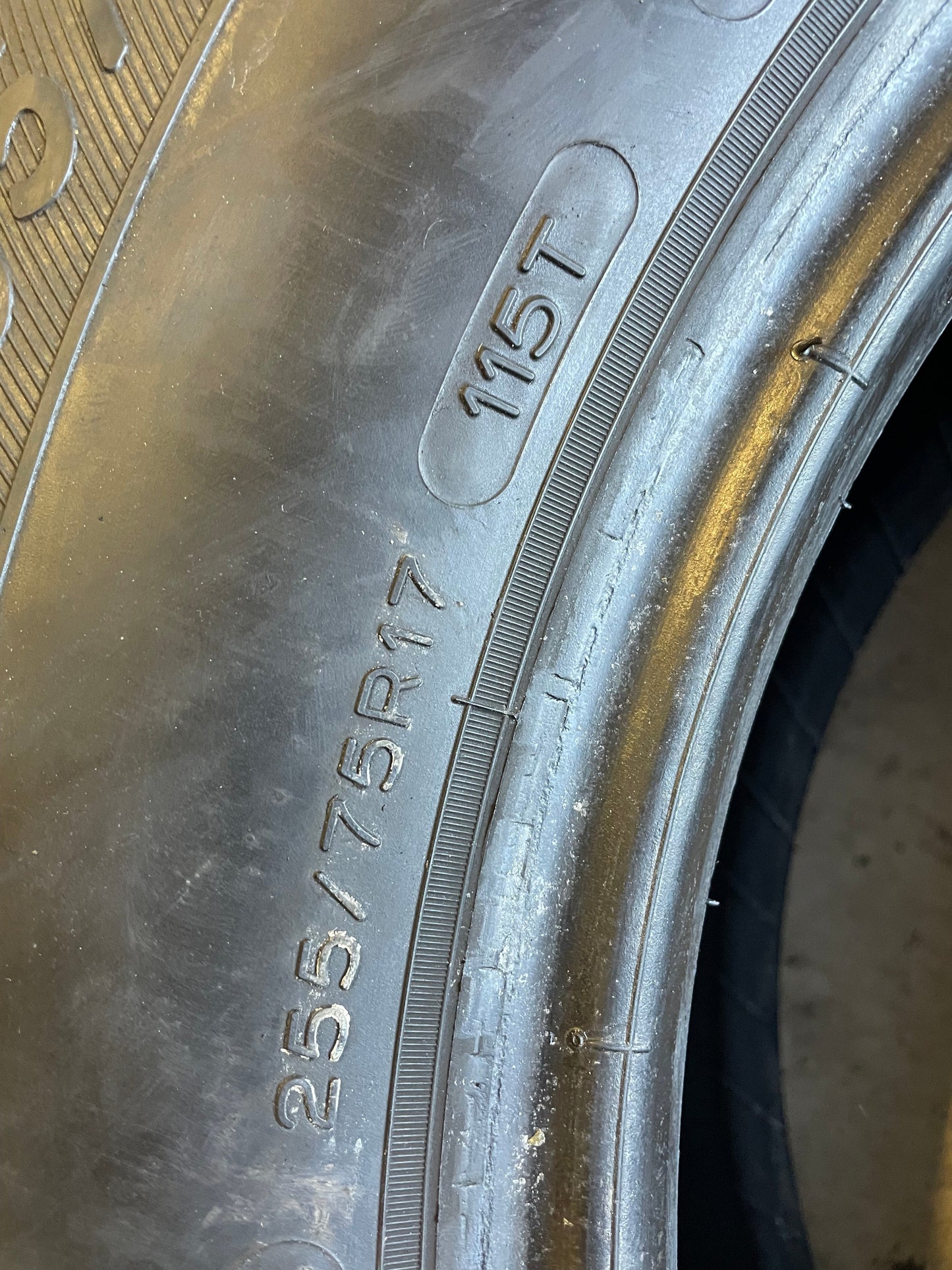 SINGLE 255/75R17 Michelin Defender LTX M/S 115 T SL - Used Tires