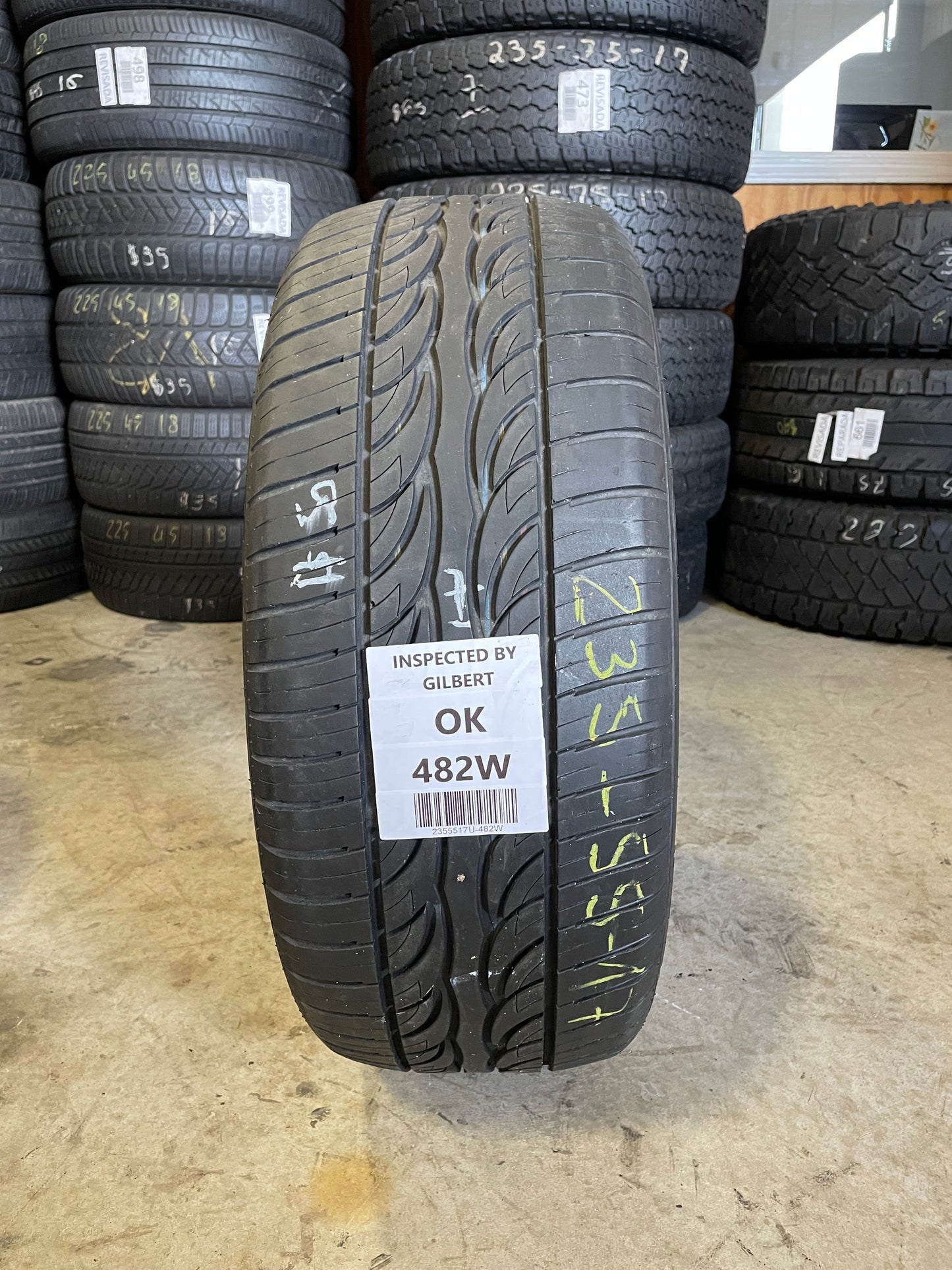 SINGLE 235/55R17 Uniroyal Tiger Paw GTZ 99 W SL - Used Tires