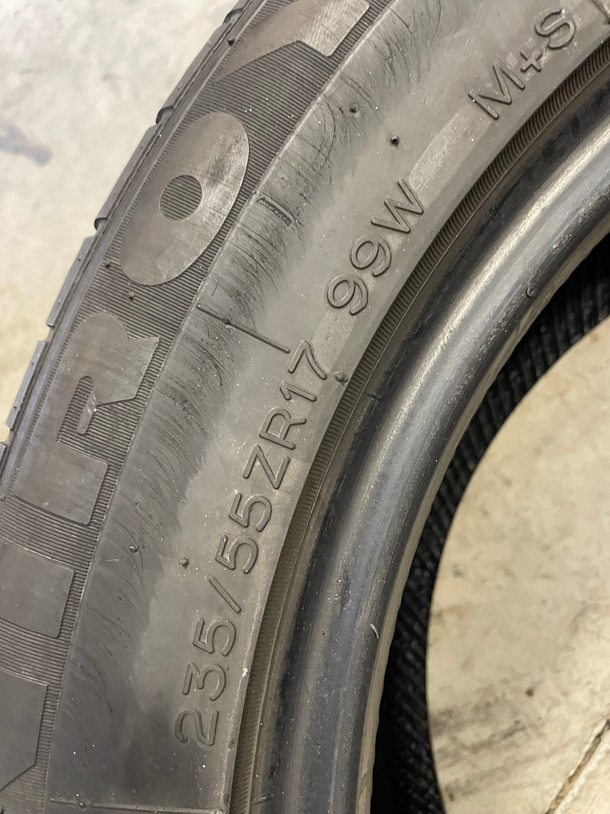 SINGLE 235/55R17 Uniroyal Tiger Paw GTZ 99 W SL - Used Tires