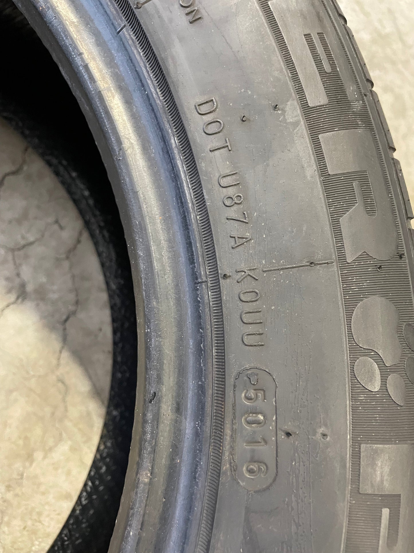 SINGLE 235/55R17 Uniroyal Tiger Paw GTZ 99 W SL - Used Tires