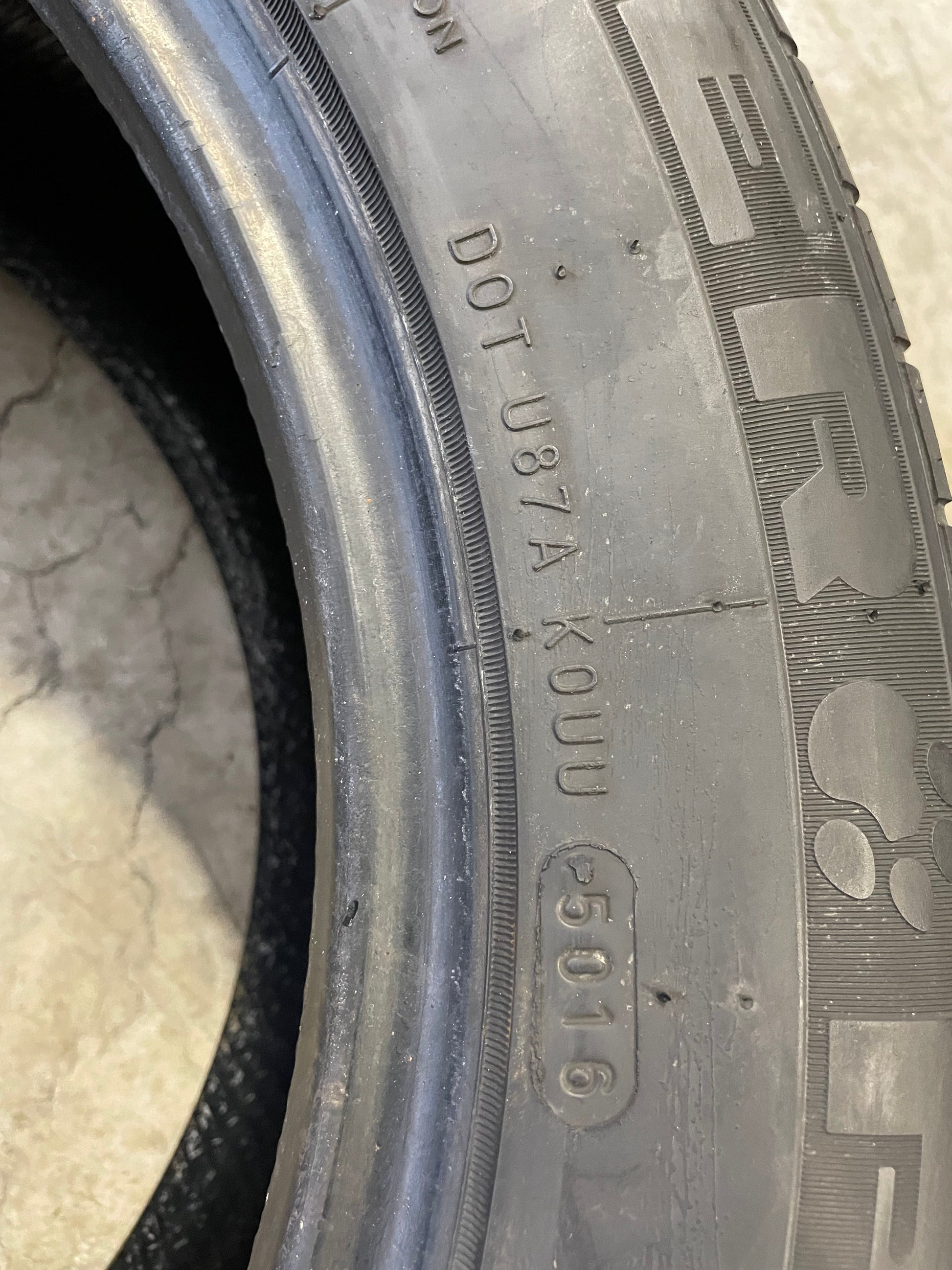 SINGLE 235/55R17 Uniroyal Tiger Paw GTZ 99 W SL - Used Tires