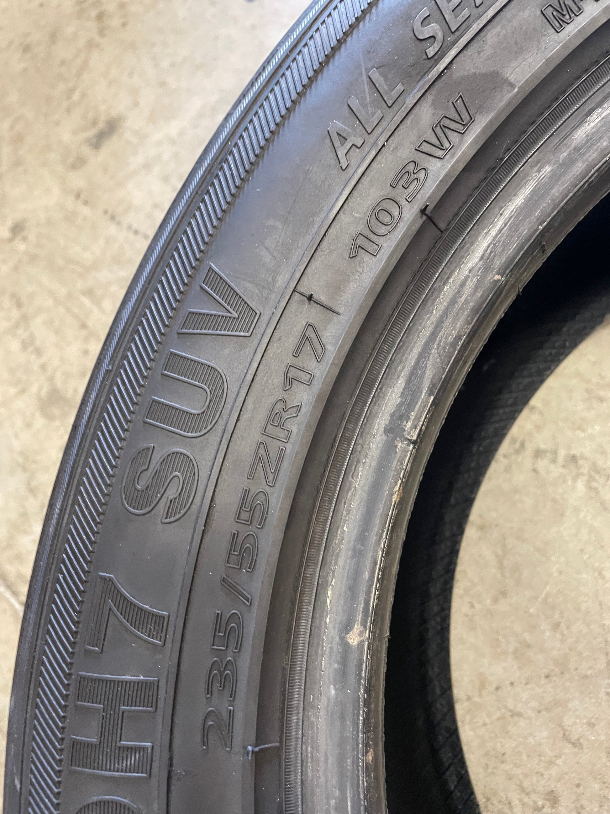 SINGLE 235/55R17 Delinte DH7 SUV 103 W XL - Used Tires