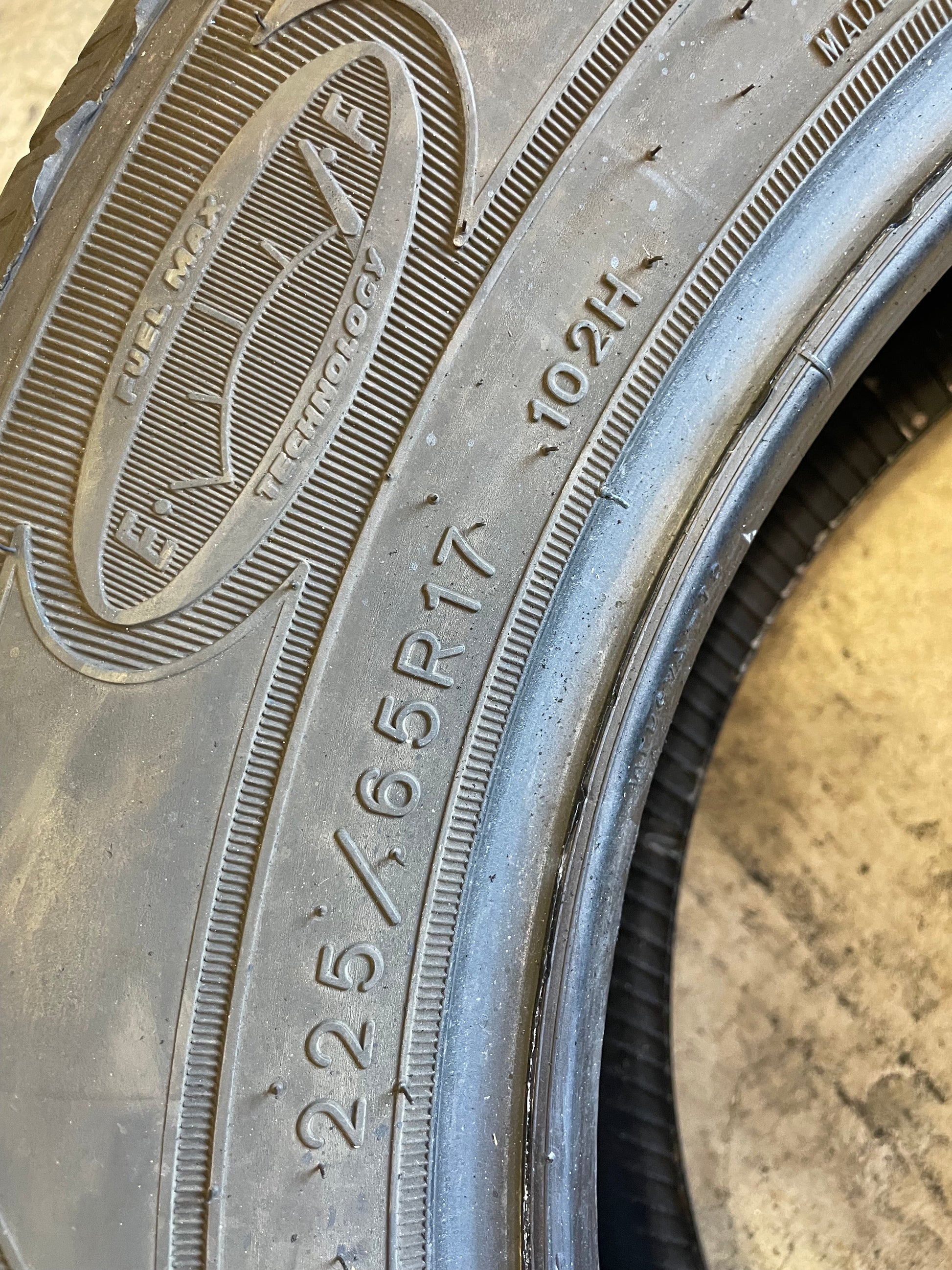 SINGLE 225/65R17 Goodyear Assurance Fuel Max 102 H SL - Premium Used Tires