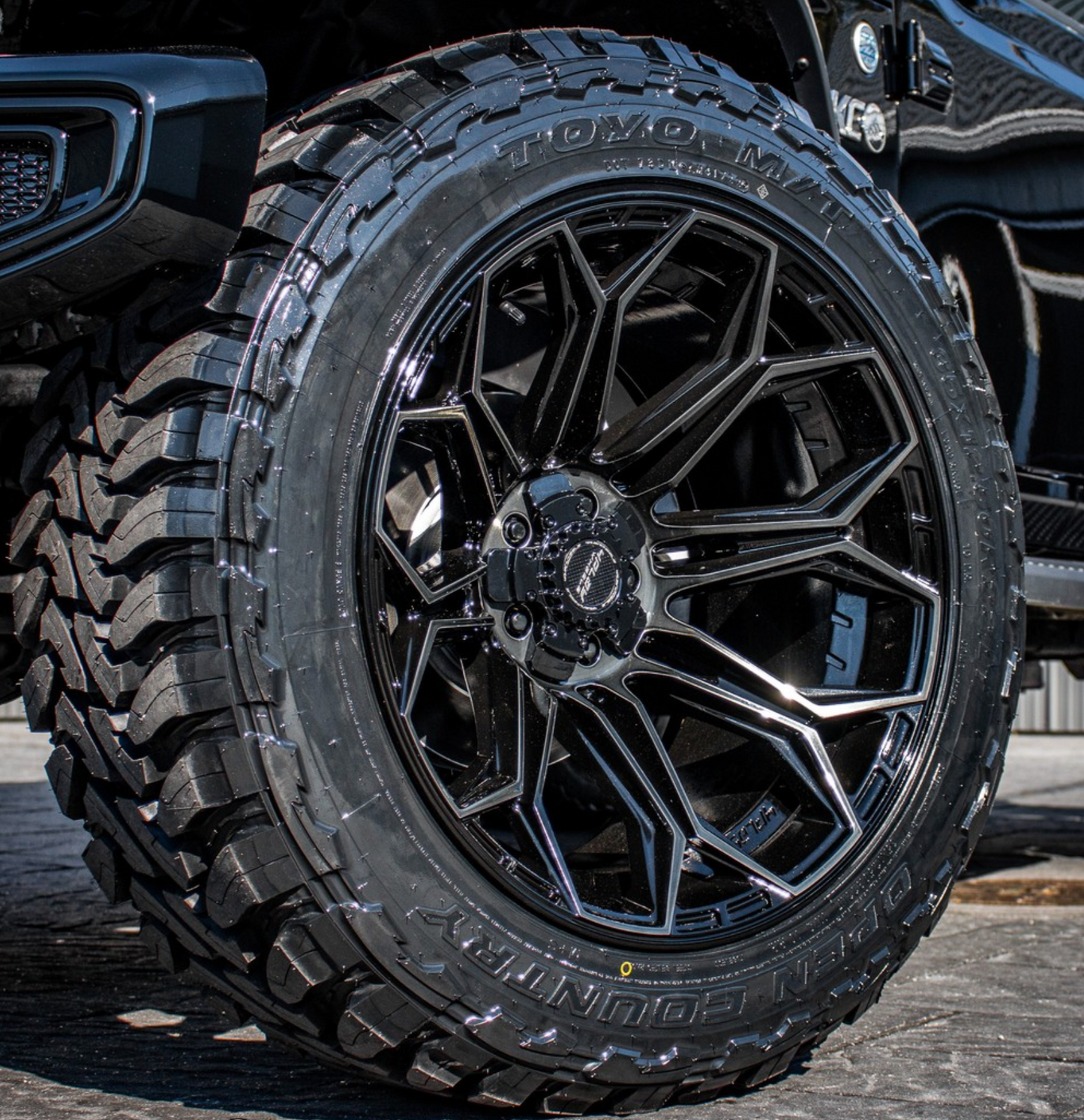 4Play 4P06 22x12 -44 5x127/5x139.7 Gloss Black with Brushed Spoke Faces