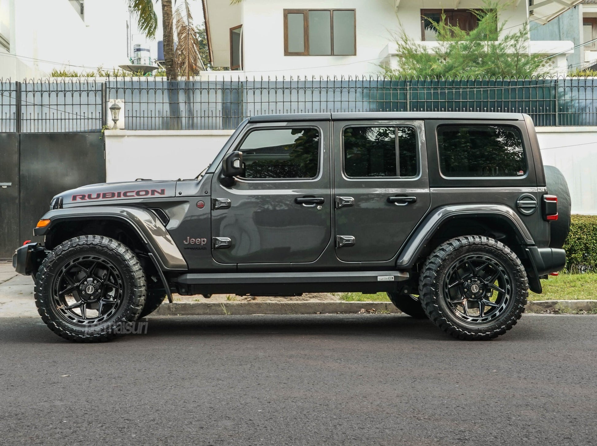 SET OF 4 WHEEL & TIRE PACKAGE | 4Play 4P55 20x10 -18 5x127/5x139.7 Gloss Black | 33x12.50R20 SureTrac Wide Climber R/T I