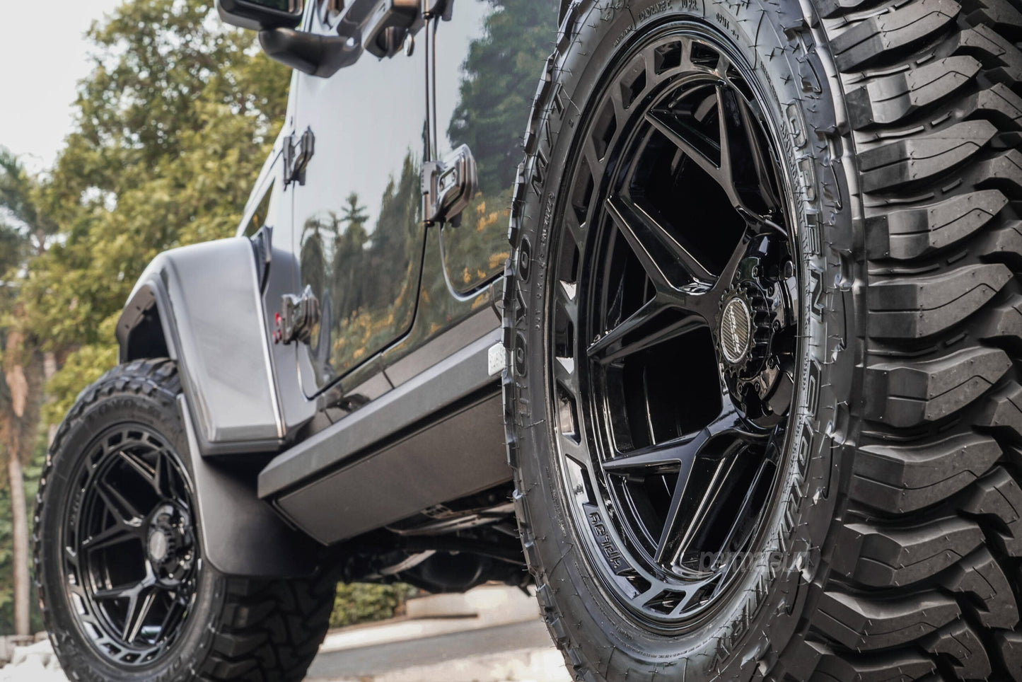 SET OF 4 WHEEL & TIRE PACKAGE | 4Play 4P55 22x12 -44 5x127/5x139.7 Gloss Black | 35x12.50R22 SureTrac Wide Climber R/T I