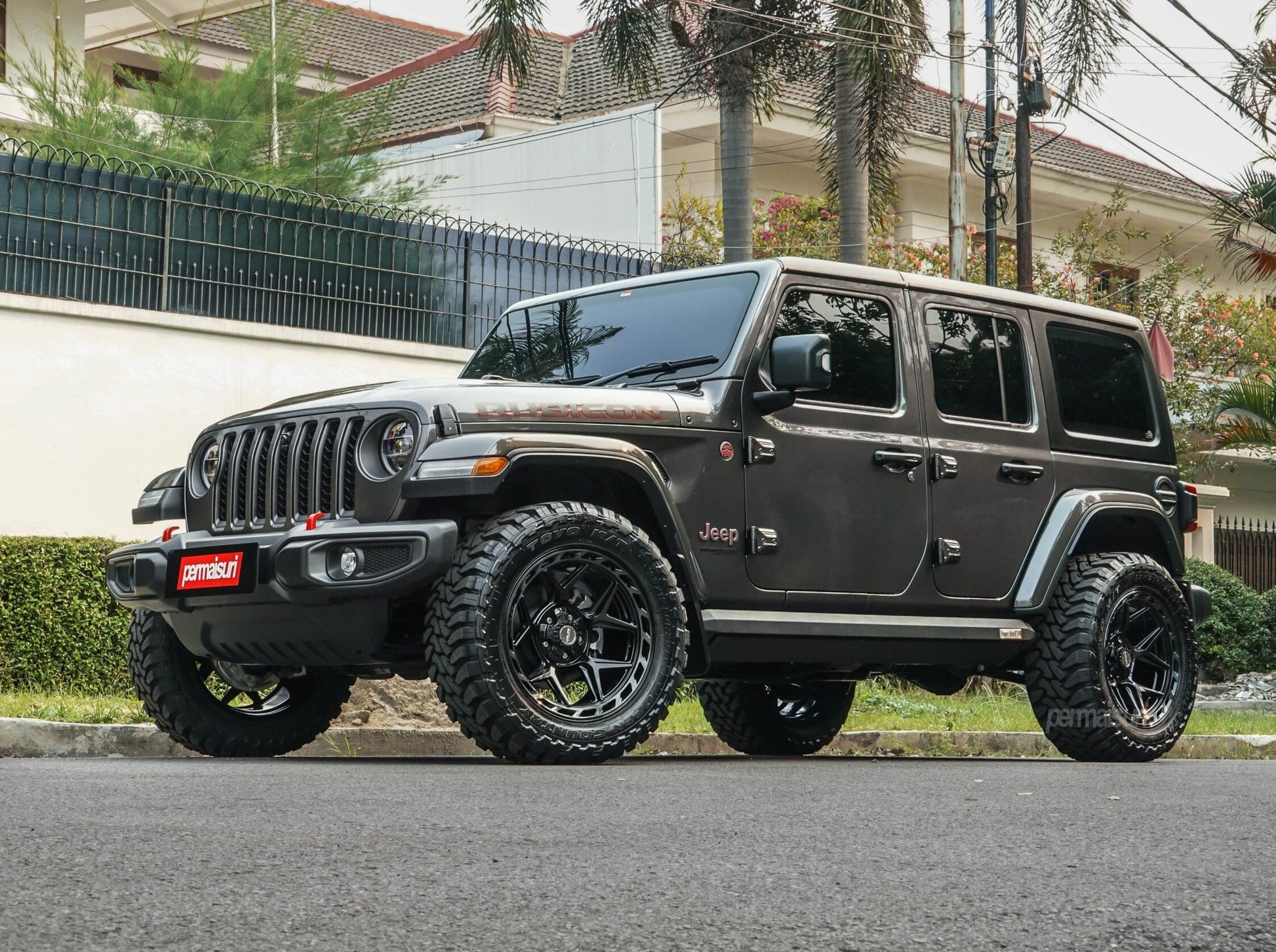 SET OF 4 WHEEL & TIRE PACKAGE | 4Play 4P55 22x10 -18 5x127/5x139.7 Gloss Black | 33x12.50R22 SureTrac Wide Climber R/T I