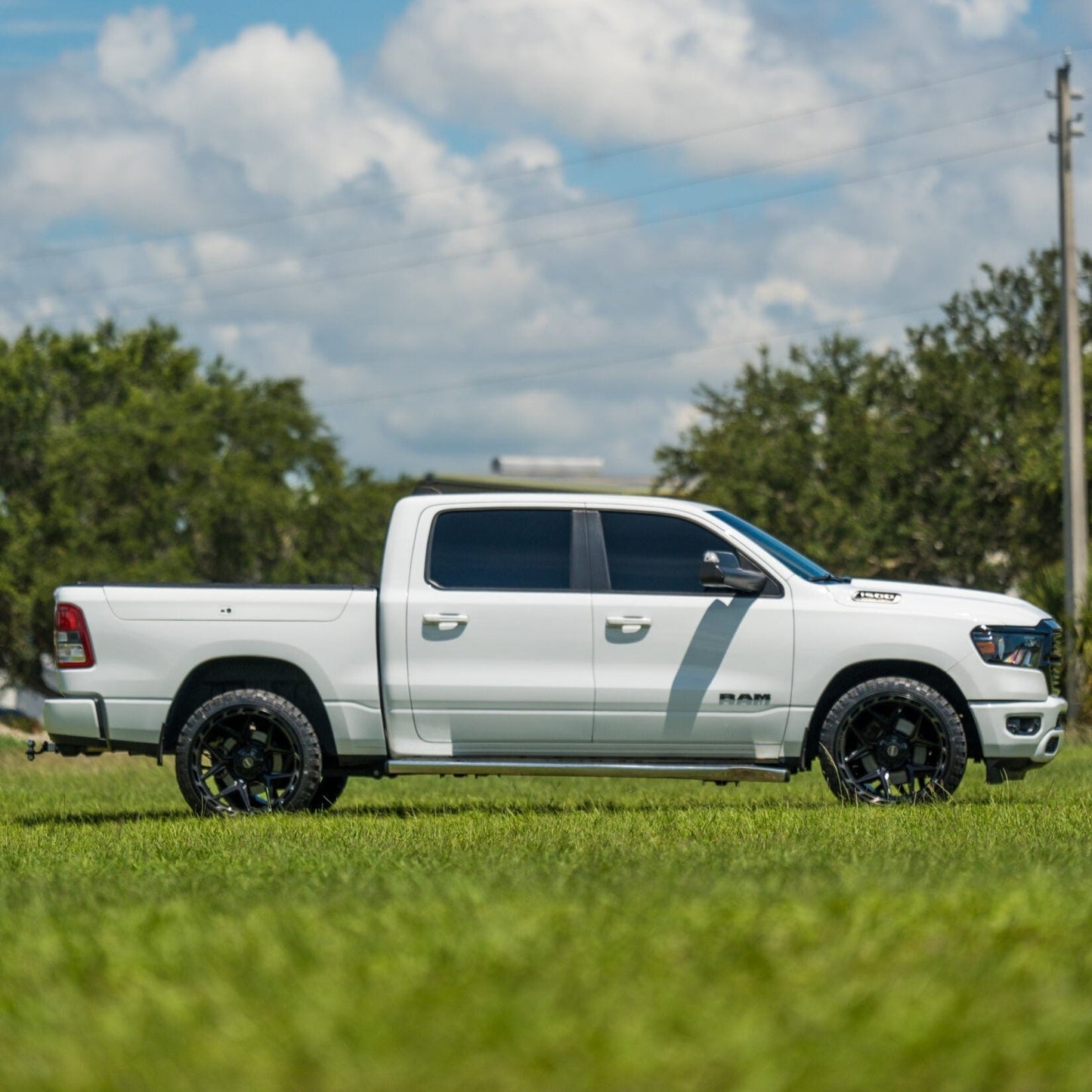 SET OF 4 WHEEL & TIRE PACKAGE | 4Play 4P55 22x10 -18 6x135/6x139.7 Gloss Black Brushed | 33x12.50R22 SureTrac Wide Climber R/T I