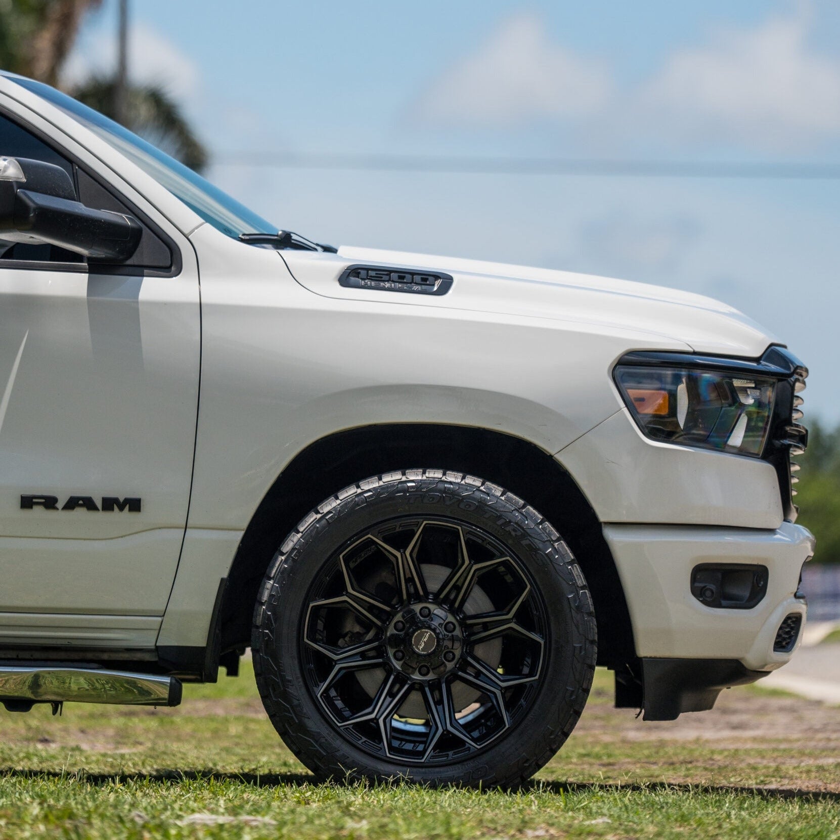 SET OF 4 WHEEL & TIRE PACKAGE | 4Play 4P83 22x10 -18 6x135/6x139.7 Glo ...