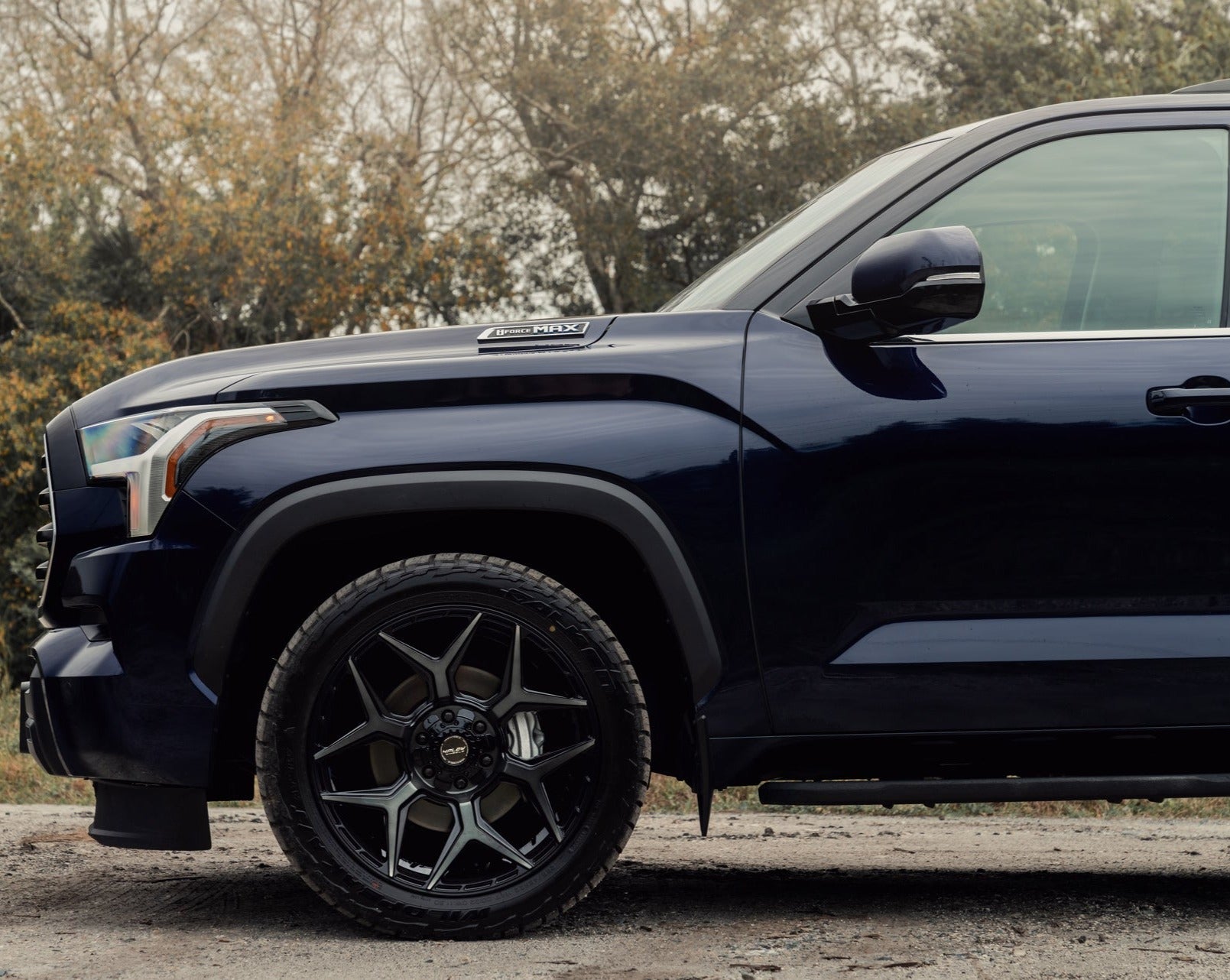 SET OF 4 WHEEL & TIRE PACKAGE | 4Play 4P06 20x10 -18 6x135/6x139.7 Gloss Black | P275/55R20 SureTrac Wide Climber R/T I