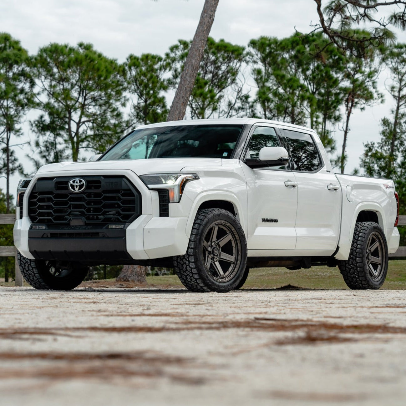 SET OF 4 WHEEL & TIRE PACKAGE | 4Play 4P63 22x12 -44 6x135/6x139.7 Gloss Black | 35x12.50R22 SureTrac Wide Climber R/T I